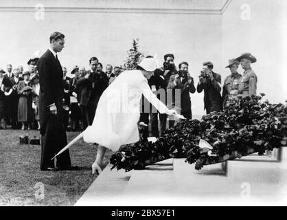 Le roi George VI et la reine Elizabeth rendent hommage à 73,000 soldats australiens tués au cours de la première Guerre mondiale lors de l'inauguration d'un monument à Villers-Bretonneux, près d'Amiens en France. Banque D'Images