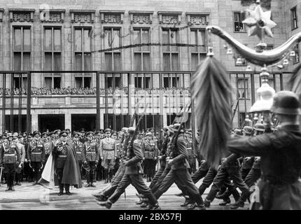 Hermann Goering, commandant en chef de la Luftwaffe, assiste au défilé militaire lors des célébrations marquant le troisième anniversaire du rétablissement de la Luftwaffe au ministère de l'aviation de Reich à Wilhelmstrasse. Juste derrière Goering, Erhard Milch et Walter von Brauchitsch. Banque D'Images