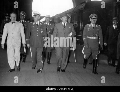 Paul Koerner (Secrétaire d'Etat), Karl Bodenschatz (général de division et adjudant de Goering), Hermann Goering (maréchal) et Bruno Loerzer (colonel général) après le retour de Goering d'Autriche. La photo montre l'Anhalter-Bahnhof à Berlin Kreuzberg. Loerzer connaissait Goering depuis la première Guerre mondiale, alors qu'ils étaient tous deux des pilotes de chasse réussis. Loerzer a reçu le prix « pour le merite » pour ses 20 premières victoires. Sa carrière a été considérablement accélérée pendant le national-socialisme par sa connaissance avec Goering. Banque D'Images