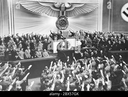 Après un discours d'Adolf Hitler devant le Reichstag « Grand Allemand » dans l'Opéra de Kroll. Dans le banc gouvernemental Johann Ludwig Graf Schwerin von Krosigk, Konstantin von Neurath, Joseph Goebbels, Wilhelm Frick, Joachim von Ribbentrop, Rudolf Hess et Hitler, au-dessus d'eux Erich Raeder, Wilhelm Ohnesorge, Julius Dorpmueller, Hans Frank, Franz Seldte, Bernhard Hannner, Franz Küntz, Franz Kürst, Franz Kürst, Franz Kürst, et Franz Kürst, Dans la troisième rangée Johannes Popitz, Otto Meissner, Walther von Brauchitsch et Wilhelm Keitel (chacun de gauche à droite) Banque D'Images