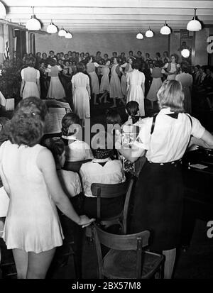 Le Bund Deutscher Maedel-Werk 'Glaube und Schoehnheit' ('foi et Beauté') a organisé une manifestation de danse avec de jeunes travailleurs. Banque D'Images