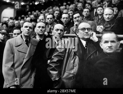 Les acteurs Eugen Kloepfer, Thoedor Loos et derrière eux Bernhard Minetti sont également parmi les spectateurs du Sportpalast lors du discours démagogique du ministre de la propagande de Reich Joseph Goebbels. Photo: Schwahn Banque D'Images