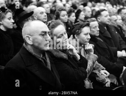 Cette photo montre une partie de l'audience lors du discours démagogique du ministre de la propagande du Reich Joseph Goebbels sur la guerre totale. Photo: Schwahn Banque D'Images