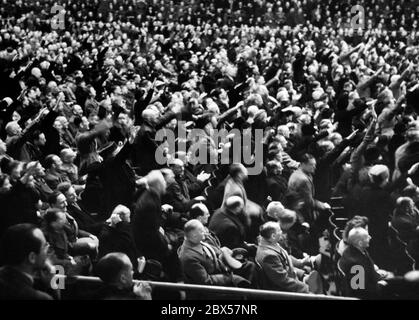 Après le discours démagogique du ministre de la propagande du Reich Joseph Goebbels avec les célèbres mots « voulez-vous la guerre totale ? », certains de ces présents se tiennent pour affirmer leur engagement envers le salut nazi. Photo: Schwahn Banque D'Images