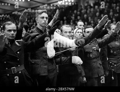 Les porteurs et les blessés de la Croix de Chevalier sont parmi les invités d'honneur du discours démagogique du ministre de la propagande du Reich, Joseph Goebbels. Photo: Schwahn Banque D'Images