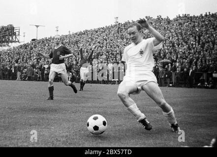 Bernd Rupp de Moenchengladbach au jeu de promotion à la Bundesliga dans le stade Boekelberg contre Holstein Kiel, Regionalliga Ouest, saison 1964/1965 - Borussia Moenchengladbach contre Holstein Kiel 1: 0 Banque D'Images