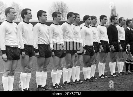 L'équipe allemande lors du tour de qualification du Championnat d'Europe de football 1968, lors du match contre l'Albanie à Dortmund. Photo de l'équipe allemande, de gauche à droite. Hoettges, Overrath, Patzke, Loehr, Doerfel, Ulssass, Gerd Mueller, Weber, Beckenbauer, Tilkowski, Willi Schulz. Allemagne contre l'Albanie 6: 0. Banque D'Images