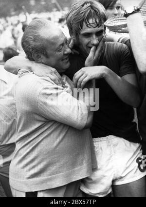 Entraîneur CIK Cajkovski et Helmut Kremers au match de promotion pour la Bundesliga 1970/1971 à Bochum, Regionalliga, saison 1969/1970, VfL Bochum contre Kickers Offenbach 1 : 1, Ruhrstadion sur la Castreuse Strasse, Offenbach entraîneur Zlatko Cajkovski et Helmut Kremers. Banque D'Images