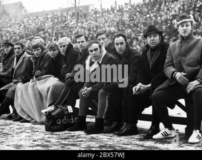 Banc de substitution de Schalke 04 dans le jeu à RWO, Bundesliga, saison 1969/1970, Rot-Weiss Oberhausen contre FC Schalke 04: 0- 3. Banque D'Images