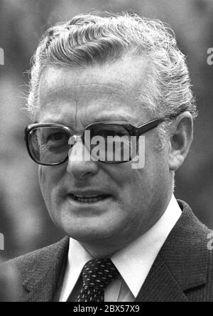 Max Streibl (06.01.1932 - 11.12.1998), politicien CSU et plus tard président du ministre bavarois Max Streibl lors d'un événement au château de Neuschwanstein le 11.05.1981. De 1967 à 1971, il a été secrétaire général du CSU, de 1970 à 1977 ministre de l'Environnement en Bavière, de 1977 à 1988 ministre des Finances en Bavière, de 1988 à 1993 ministre-président de Bavière. Banque D'Images