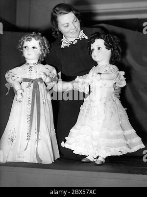 Elizabeth II et sa sœur ont reçu deux poupées d'enfants français à l'occasion de la visite d'État du couple royal britannique en France. Ces derniers ont été présentés dans une exposition au Palais Saint-James. A droite : poupée Marianne avec robe, sans cape d'hermine. A gauche : poupée France dans le style Ascot. Banque D'Images