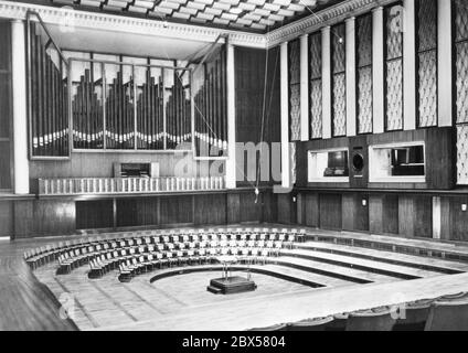 Grande salle de radiodiffusion de la Funkhaus centrale du GDR dans la Nalepastrasse à Berlin-Oberschoeneweide, où, jusqu'en 1990, ont été produites tous les programmes radio du GDR (radio DDR, Stimme der DDR, Deutschlandsender, Berliner Rundfunk, Berliner Welle et Auslandsfunk radio Berlin International RBI). Photographie non datée de 1972 du complexe conçu par l'architecte Bauhaus Franz Ehrlich, qui a été achevé en 1952. Banque D'Images