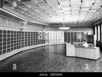 Salle de contrôle principale du Funkhaus central du GDR dans la Nalepastrasse à Berlin-Oberschoeneweide, où ont été produites jusqu'en 1990 tous les programmes radio du GDR (radio DDR, Stimme der DDR, Deutschlandsender, Berliner Rundfunk, Berliner Welle et Auslandsfunk radio Berlin International RBI). Photographie non datée de 1972 du complexe conçu par l'architecte Bauhaus Franz Ehrlich, qui a été achevé en 1952. Banque D'Images