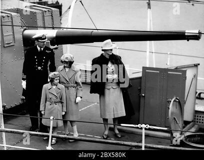 Elizabeth II et la princesse Margaret Rose quittent le port de Portsmouth sur le destroyer 'Kempenfelt' pour rencontrer leurs parents, la reine Elizabeth et le roi George VI, qui reviennent de leur voyage au Canada. Banque D'Images