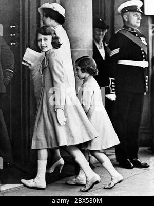 Elizabeth II assiste à la cérémonie d'ouverture du Tournoi royal du Couronnement à Olympia, Londres, en compagnie du roi George VI, de la reine Elizabeth et de la princesse Margaret Rose (à droite). Banque D'Images