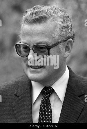 Max Streibl (06.01.1932 - 11.12.1998), politicien CSU et plus tard président du ministre bavarois Max Streibl lors d'un événement au château de Neuschwanstein le 11.05.1981. De 1967 à 1971, il a été secrétaire général du CSU, de 1970 à 1977 ministre de l'Environnement en Bavière, de 1977 à 1988 ministre des Finances en Bavière, de 1988 à 1993 ministre-président de Bavière. Banque D'Images