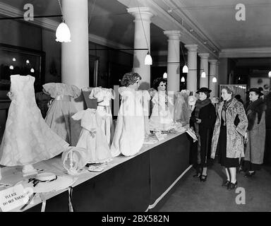 Elizabeth II et sa sœur Margaret ont reçu des poupées d'enfants français nommés 'France' et 'Marianne'. Les poupées, leurs vêtements et leurs accessoires sont exposés au Palais Saint-Jacques. Les produits de l'exposition sont destinés à l'hôpital pour enfants Princess Elizabeth of York et à une œuvre de bienfaisance française. Banque D'Images