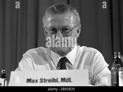 Max Streibl - 06.01.1932 - 11.12.1998, homme politique CSU et plus tard le président du ministre bavarois Max Streibl lors du 43e congrès du parti CSU le 16.07. 1983 à Munich. Entre 1967 et 1971, il a été secrétaire général du CSU, entre 1970 et 1977 ministre de l'Environnement en Bavière, 1977 à 1988 ministre des Finances en Bavière, 1988 à 1993 ministre président de Bavière. Banque D'Images