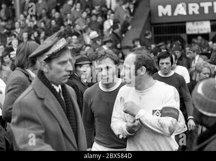 Libuda et Uwe Seeler entrent dans le stade, Schalke contre HSV dans le Glueckauf-Kampfbahn, Bundesliga, saison 1971/1972, FC Schalke 04 contre Hamburger SV 3: 0 Banque D'Images