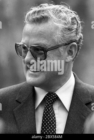 Max Streibl (06.01.1932 - 11.12.1998), politicien CSU et plus tard président du ministre bavarois Max Streibl lors d'un événement au château de Neuschwanstein le 11.05.1981. De 1967 à 1971, il a été secrétaire général du CSU, de 1970 à 1977 ministre de l'Environnement en Bavière, de 1977 à 1988 ministre des Finances en Bavière, de 1988 à 1993 ministre-président de Bavière. Banque D'Images