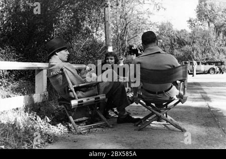 CLARK PIGNON CLAUDETTE COLBERT et le directeur adjoint CHARLES C. COLEMAN sur le terrain Candid pendant le tournage d'un classique à la fois une séquence de lift dans ELLE S'EST PRODUITE UNE NUIT 1934 réalisateur FRANK CAPRA scénario ROBERT RISKIN court histoire Samuel Hopkins Adams Columbia Pictures Banque D'Images