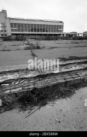 Place centrale de la ville de Pripyat, la ville la plus proche de la centrale nucléaire de Tchernobyl. Ce n'est que 36 heures après l'accident du réacteur que la ville a été évacuée, laissant les résidents convaincus qu'ils pourraient rentrer chez eux bientôt. Aujourd'hui, la ville fantôme se trouve au milieu de la zone inhabitable de 30 km autour du réacteur. Banque D'Images
