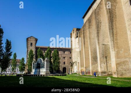 Parme, Italie - 8 juillet 2017 : vue sur une fontaine avec arbres, monument Giuseppe Verdi et Palazzo della Pilotta sur la Piazzale della Pace Banque D'Images