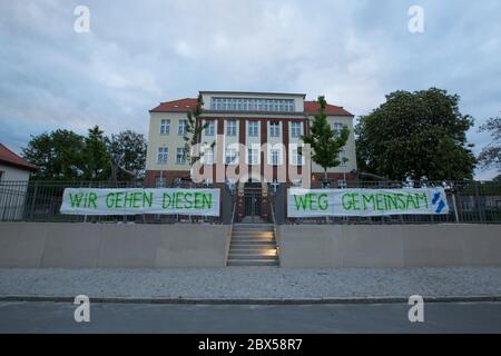 Berlin, Allemagne. 12 mai 2020. L'école primaire Lindenhof à Berlin Tempelhof-Schöneberg avec l'inscription "nous allons de cette façon ensemble". Credit: Georg Wenzel/dpa-Zentralbild/ZB/dpa/Alay Live News Banque D'Images