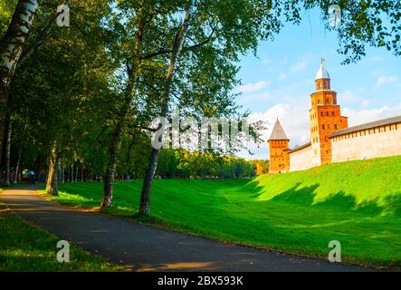 Vuliky Novgorod Kremlin Assomption et les tours de Kokui en été après-midi à Veliky Novgorod, Russie, Voyage la vue d'été du Kremlin de Veliky Novgorod Banque D'Images