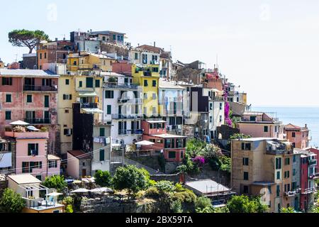 Corniglia, Italie - 8 juillet 2017 : vue sur les maisons de Corniglia par une journée ensoleillée Banque D'Images