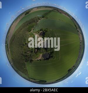 Little Planet, sphérique 360 degrés vue panoramique transparente en projection sphérique d'un champ et de prairies avec réservoirs de lisier Banque D'Images