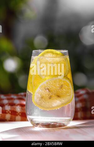 Limonade aux agrumes dans le jardin, boisson estivale Banque D'Images