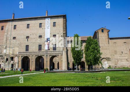 Parme, Italie - 8 juillet 2017 : vue sur une fontaine avec arbres et le Palazzo della Pilotta par une journée ensoleillée Banque D'Images