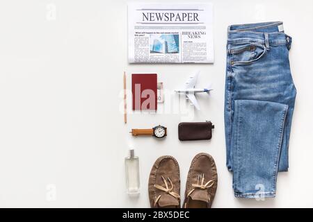 Décontracté homme plat de pose de vêtements et d'accessoires de voyage ensemble isolé sur blanc. Vue de dessus à collecter Banque D'Images