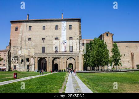 Parme, Italie - 8 juillet 2017 : vue sur une fontaine avec arbres et le Palazzo della Pilotta par une journée ensoleillée Banque D'Images