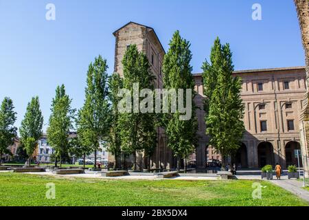 Parme, Italie - 8 juillet 2017 : vue sur une fontaine avec arbres et Palazzo della Pilotta sur la Piazzale della Pace Banque D'Images