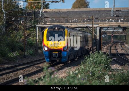 Classe 222 train Meridian dans East Midlands trains de la livrée sur la ligne principale midland, Angleterre. Banque D'Images