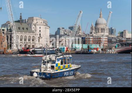 Bateau de police métropolitain patrouilant sur la Tamise, Londres, Angleterre. Banque D'Images