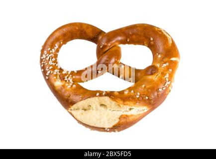 Bretzel bavarois traditionnel isolé sur fond blanc Banque D'Images