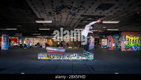 Undercroft Skate Park sur la South Bank, Londres, Angleterre. Banque D'Images