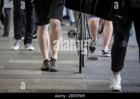 Piétons marchant le long d'un trottoir. Banque D'Images