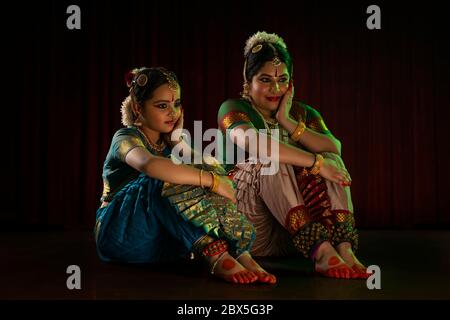 Bharatnatyam danseuse en train de jouer avec son élève. Banque D'Images