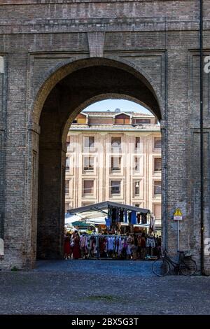 Parme, Italie - 8 juillet 2017 : vue sur une foire de rue près du Palazzo della Pilotta lors d'une journée ensoleillée Banque D'Images