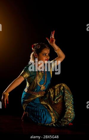 Jeune danseuse bharatnatyam assise comme gopika pendant sa performance. Banque D'Images