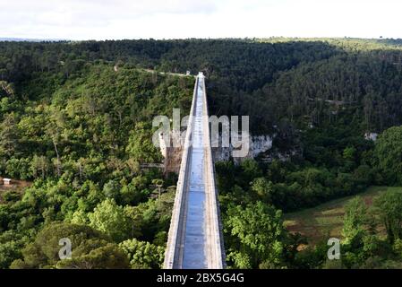 Vue aérienne du canal de Marseille ou de la Vallée de l'Arc sur l'aqueduc de Roquefavavor (1841-1847) Ventabren Provence France Banque D'Images