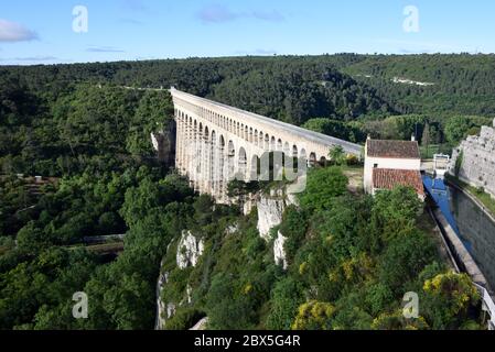 Vue aérienne de l'aqueduc de Roquefavor (1841-1847) et du canal de Marseille traversée de l'Arc et de la vallée de Ventabren près d'Aix-en-Provence Provence Provence France Banque D'Images