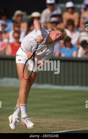 Championnats de tennis de Wimbledon 1986 Boris Becker sert photo par Tony Henshaw Banque D'Images