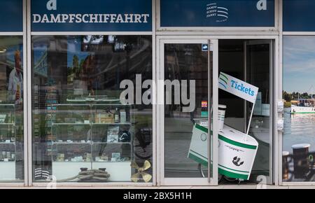 Dresde, Allemagne. 05e juin 2020. Un guichet mobile est situé à la porte du bureau de Sächsische Dampfschiffahrt (SDS). Le 3 juin 2020, la société avait déposé une requête auprès du tribunal de district de Dresde en vue d'ouvrir une procédure d'insolvabilité sous sa propre responsabilité. Crédit : Robert Michael/dpa-Zentralbild/dpa/Alay Live News Banque D'Images