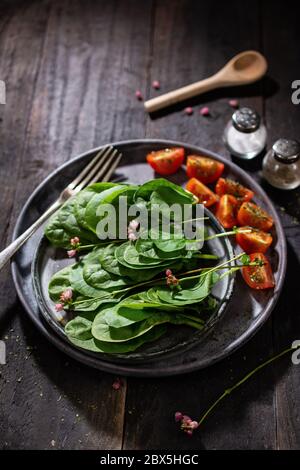 Salade d'épinards et de tomates.collations santé.aliments et boissons à faible teneur en matières grasses.légumes Banque D'Images