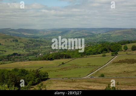 En regardant vers Hathersage depuis les stands de Hathersage, Peak District, Derbyshire, Royaume-Uni Banque D'Images